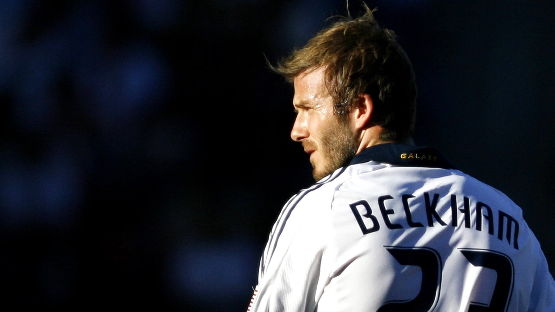 墨西哥球员脚底打滑摔出界，被判越位？，墨西哥国脚